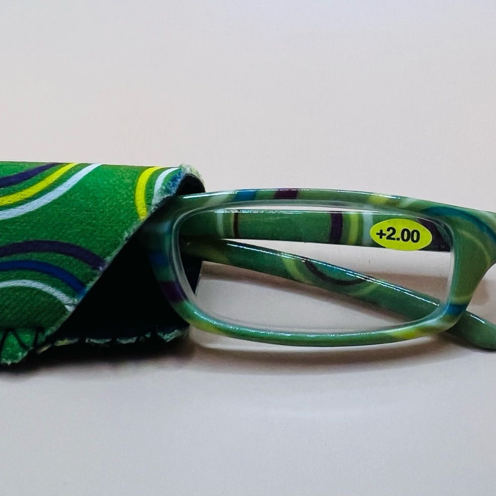 BRAND NEW GEOMETRIC NARROW READERS. GREEN DESIGN WITH MATCHING CASE